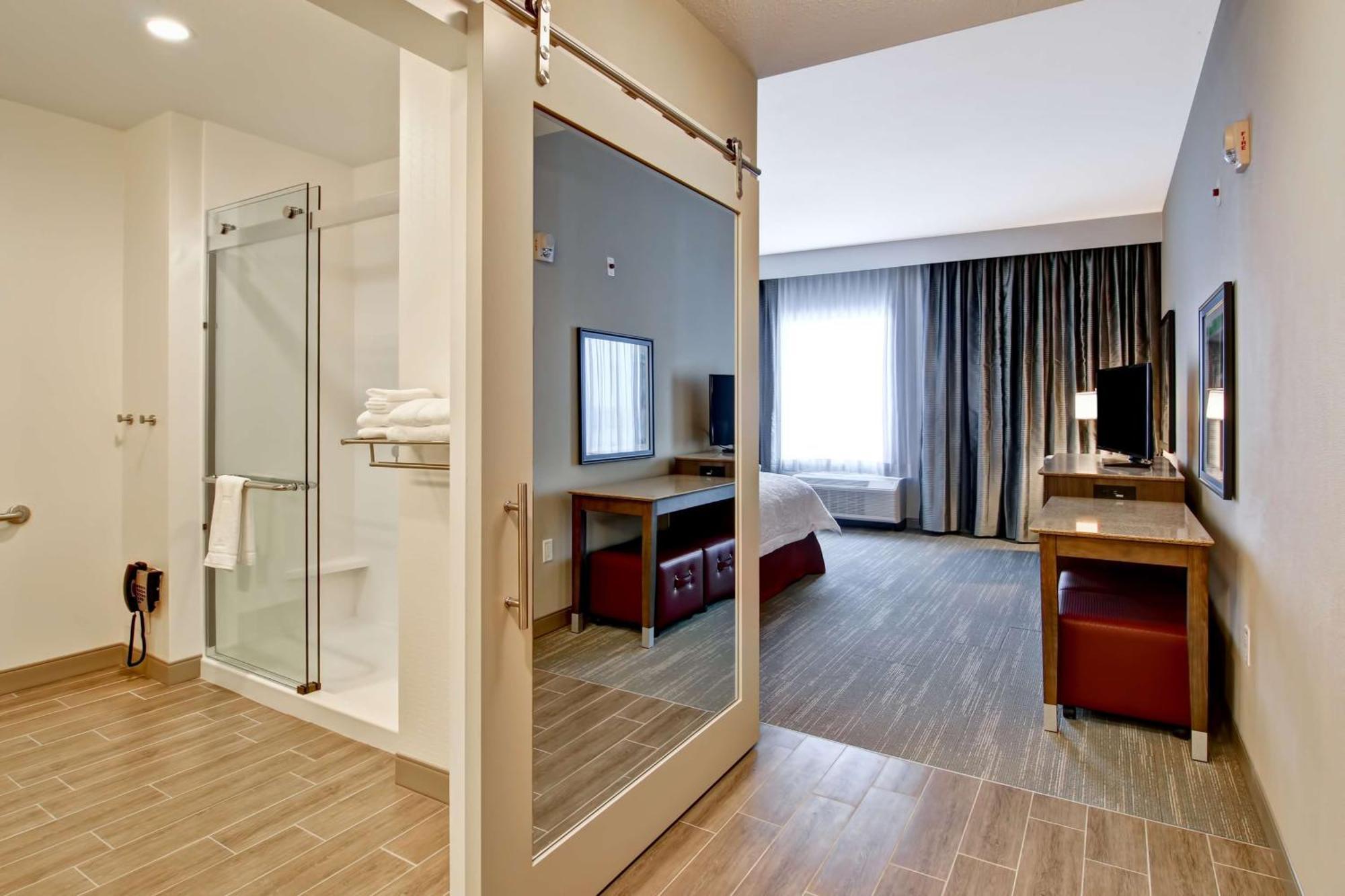Hampton Inn & Suites By Hilton Grande Prairie Bagian luar foto
