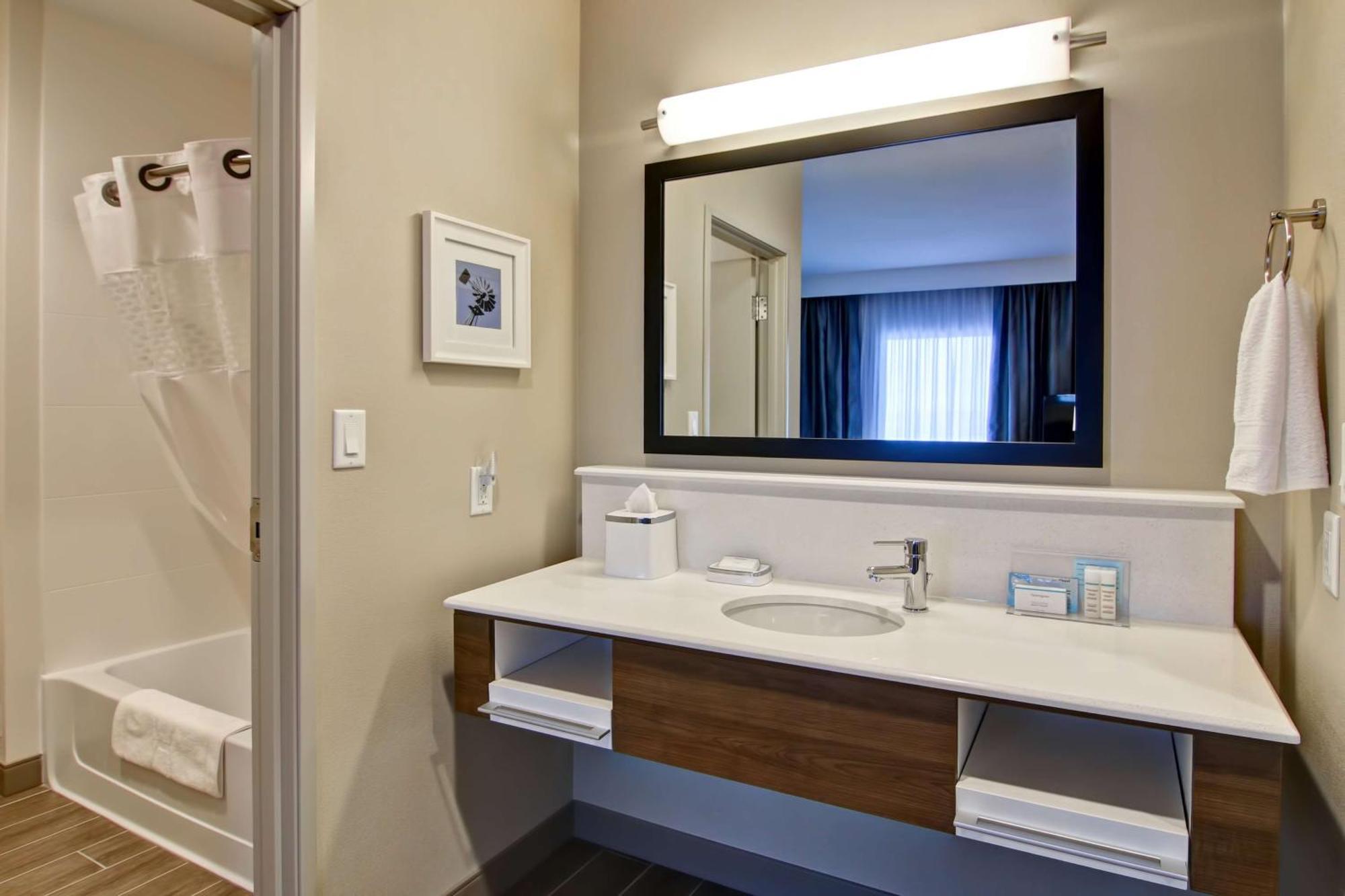 Hampton Inn & Suites By Hilton Grande Prairie Bagian luar foto