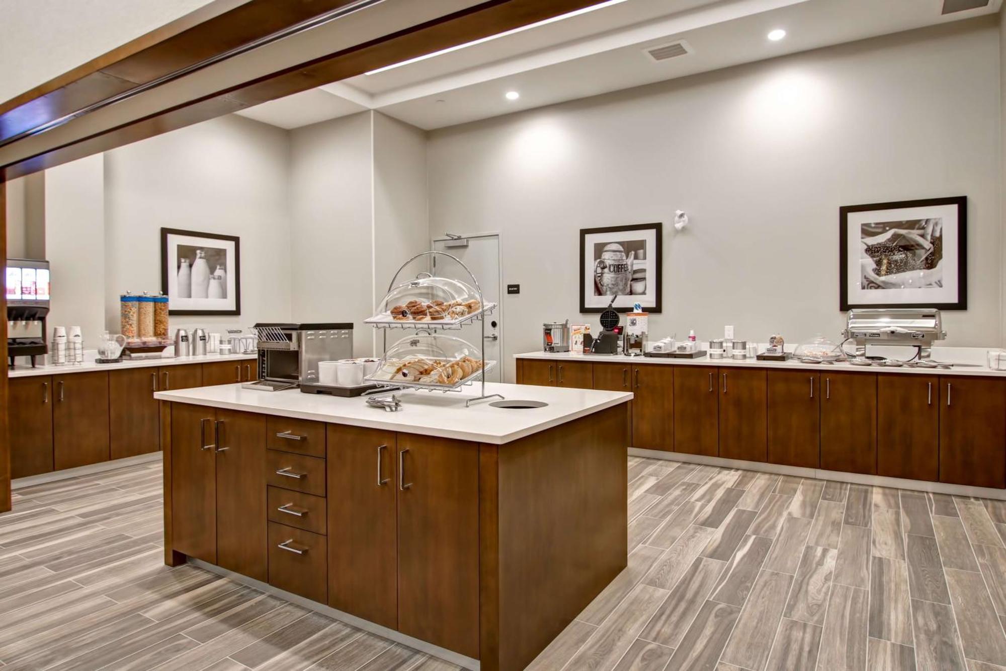 Hampton Inn & Suites By Hilton Grande Prairie Bagian luar foto