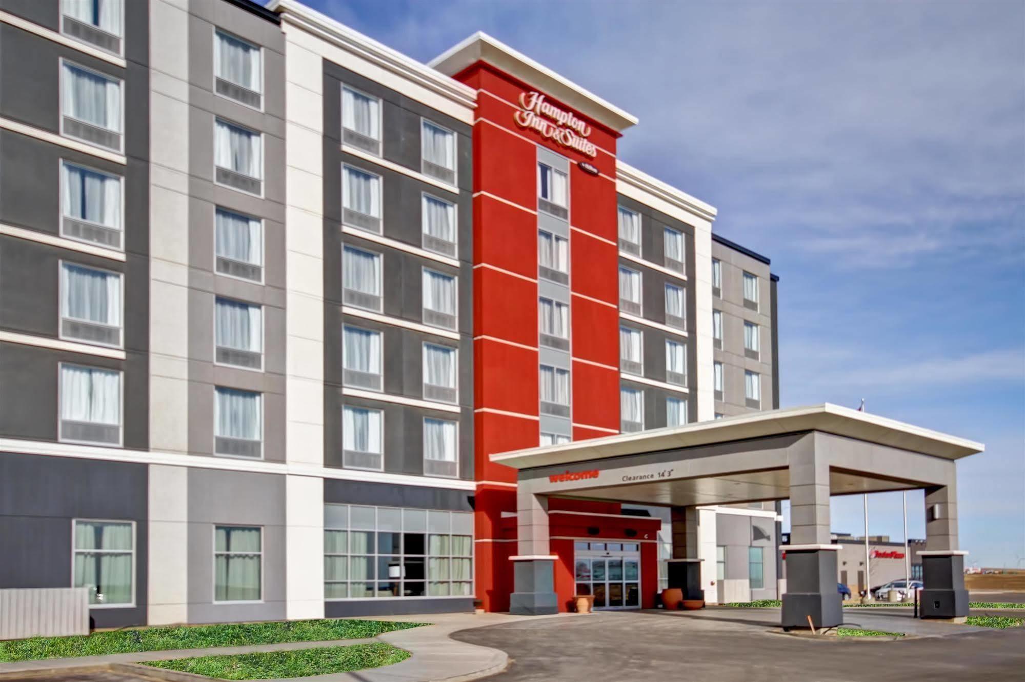 Hampton Inn & Suites By Hilton Grande Prairie Bagian luar foto