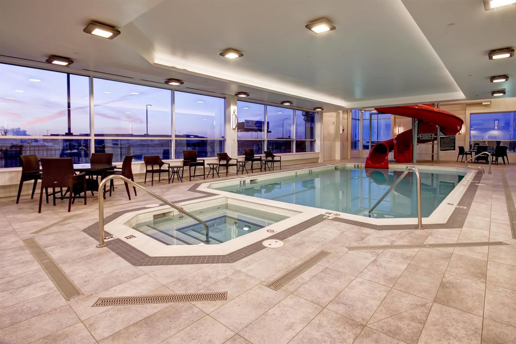 Hampton Inn & Suites By Hilton Grande Prairie Bagian luar foto